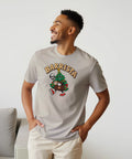 Modell i beige t-shirt med en kaffeserverande julgran och texten ”Barrista”.