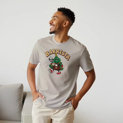 Modell i beige t-shirt med en kaffeserverande julgran och texten ”Barrista”.