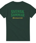 Svensk sommar" text i grönt & "Bästa dagen på året" i gult på mörkgrön t-shirt.