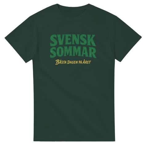 Svensk sommar" text i grönt & "Bästa dagen på året" i gult på mörkgrön t-shirt.