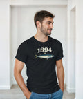Makrill med årtal 1894 på svart t-shirt, herrmodell.