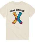 Stilrent tryck med färgglada strumpor och texten Rocka Sockarna på naturvit t-shirt