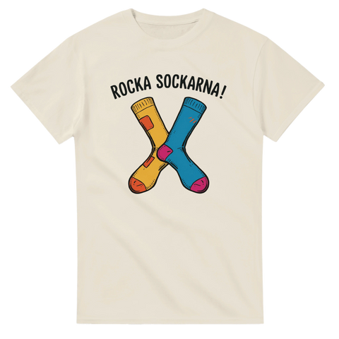 Stilrent tryck med färgglada strumpor och texten Rocka Sockarna på naturvit t-shirt