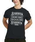 Svart student T-shirt med vit text "STUDENTEN TAR MAN I TREAN VISSA TAR DEN I TVÅAN STUDENTEN 2026" i vintage-stil.