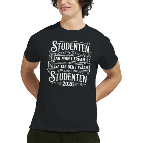 Svart student T-shirt med vit text "STUDENTEN TAR MAN I TREAN VISSA TAR DEN I TVÅAN STUDENTEN 2026" i vintage-stil.