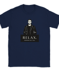 Stilren dansk satir med minimalistiskt porträtt-tryck på marinblå t-shirt