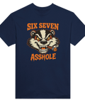 Marinblå t-shirt med ett respektlöst och grafiskt grävlingsmotiv