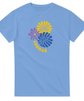 Blå, lila och gula stiliserade blommor med text "SOMMAR" på ljusblå t-shirt.