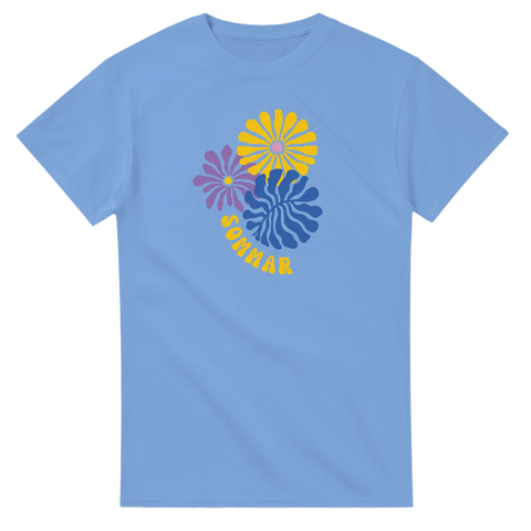 Blå, lila och gula stiliserade blommor med text "SOMMAR" på ljusblå t-shirt.