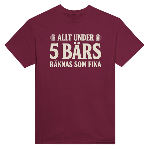 Vinröd t-shirt med texten Allt under 5 bärs räknas som fika.
