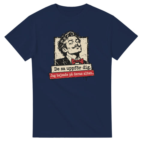 Marinblå t-shirt med mansporträtt med fluga och texten ”De sa uppför dig. Jag bajsade på deras altan.”