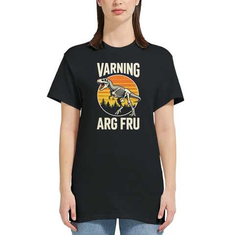 Kvinna bär t-shirt med roligt tryck av dinosaurie och varningstext