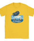 Sommarinspirerad design med kvinna vänd mot hav, text "Vi lever bara en sommar" på gul t-shirt.