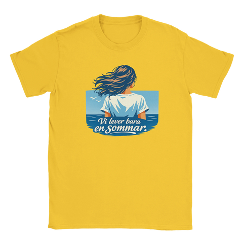 Sommarinspirerad design med kvinna vänd mot hav, text "Vi lever bara en sommar" på gul t-shirt.