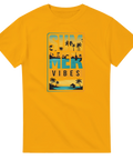 Summer Vibes" text med palmträd, solnedgång och strandstuga på senapsgul t-shirt.