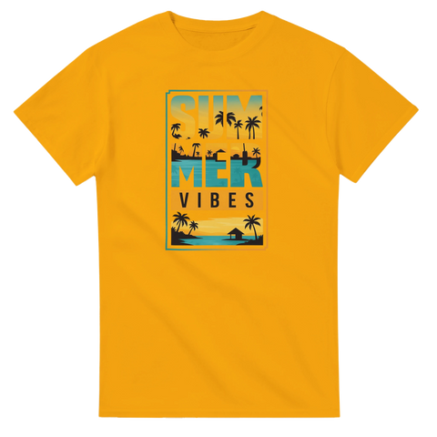 Summer Vibes" text med palmträd, solnedgång och strandstuga på senapsgul t-shirt.