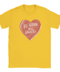Du vann mig, grattis" text i rött hjärta på gul t-shirt, handritad stil, humoristisk.