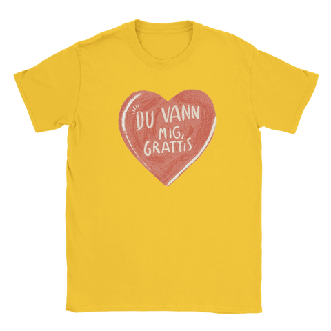 Du vann mig, grattis" text i rött hjärta på gul t-shirt, handritad stil, humoristisk.