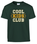 Cool Kids Club" text i collegestil med stjärnor och smileys på mörkgrön barntröja.