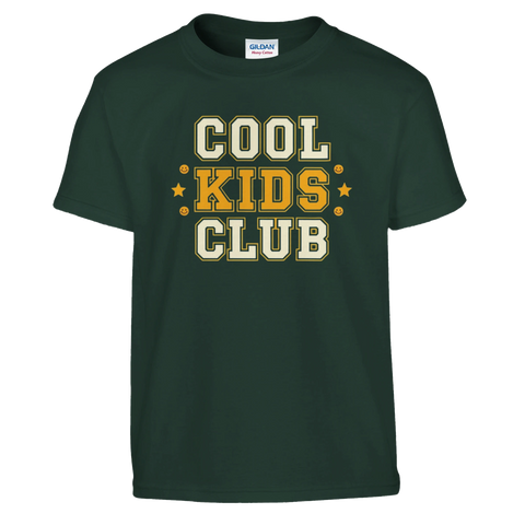Cool Kids Club" text i collegestil med stjärnor och smileys på mörkgrön barntröja.