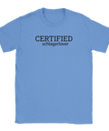 Certified schlagerlover" texttryck i svart på en ljusblå t-shirt med rund hals.