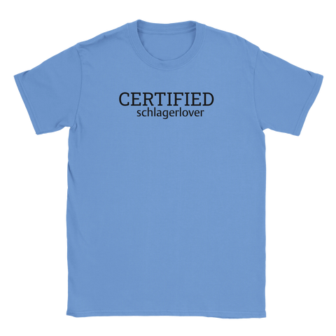 Certified schlagerlover" texttryck i svart på en ljusblå t-shirt med rund hals.