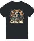 Retro illustration av en gremlin som mekar med bilmotor – grafisk t-shirt