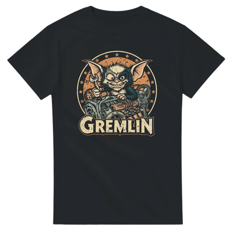 Retro illustration av en gremlin som mekar med bilmotor – grafisk t-shirt
