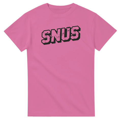 Rosa t-shirt med grafiskt SNUS-motiv i robust svart text