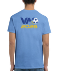 Blågult fotbollsmotiv med texten VM 2026 på ryggen av en ljusblå t-shirt