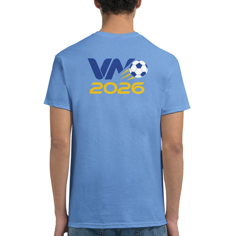 Blågult fotbollsmotiv med texten VM 2026 på ryggen av en ljusblå t-shirt