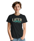 Kvinna bär en t-shirt med alligator-motiv och vintage typografi