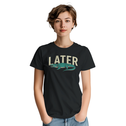 Kvinna bär en t-shirt med alligator-motiv och vintage typografi