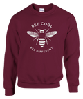 Vinröd tröja med minimalistiskt emblem och budskapet Bee Different