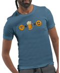 Modell i en blå t-shirt med smileys och en ölsejdel som bildar en ekvation.