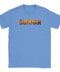 Sommartext med solnedgång och sädesfält på ljusblå t-shirt.