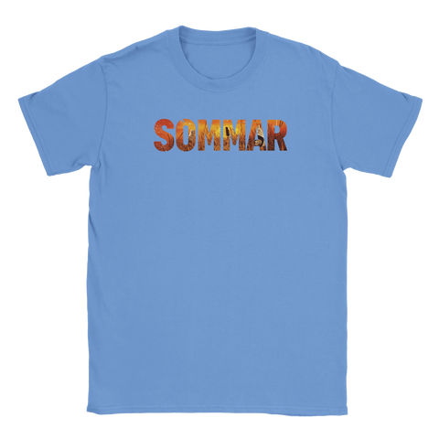 Sommartext med solnedgång och sädesfält på ljusblå t-shirt.