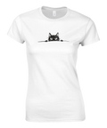Minimalistisk illustration av en smygande svart katt – vit t-shirt