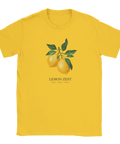 Gul t-shirt med klassiskt citrontryck och texten Lemon Zest