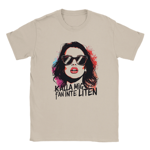 Pop art motiv av kvinna i solglasögon på en sandfärgad t-shirt