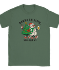 Grön t-shirt med en julgran och snögubbe som skålar och texten ”Barra en sista, sen går vi”.