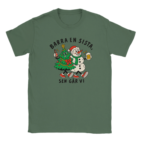 Grön t-shirt med en julgran och snögubbe som skålar och texten ”Barra en sista, sen går vi”.