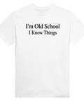 Minimalistiskt citat-tryck I'm Old School I Know Things på vit t-shirt