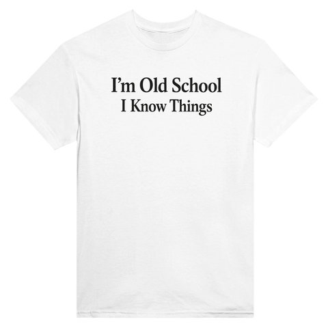 Minimalistiskt citat-tryck I'm Old School I Know Things på vit t-shirt