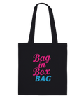 Bag in Box BAG-tryck i rosa och blått på svart tygkasse.
