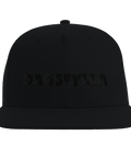 Dagsfylla" text i svart brodyr på svart snapback-keps.