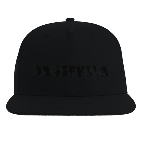 Dagsfylla" text i svart brodyr på svart snapback-keps.