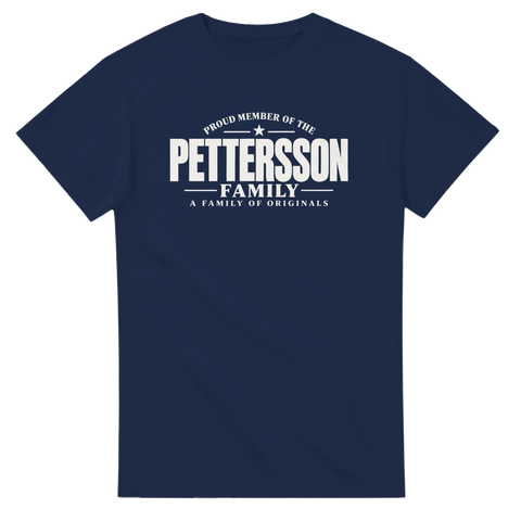 Marinblå t-shirt med texten Pettersson – A Family of Originals
