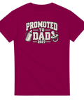 Vinröd t-shirt med texten Promoted to Dad 2027, nappflaska och napp.