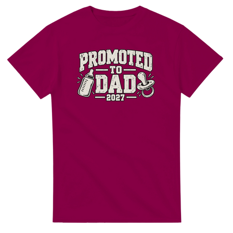 Vinröd t-shirt med texten Promoted to Dad 2027, nappflaska och napp.